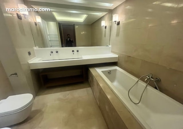 Superbe appartement vide à louer à Ain Diab — 4