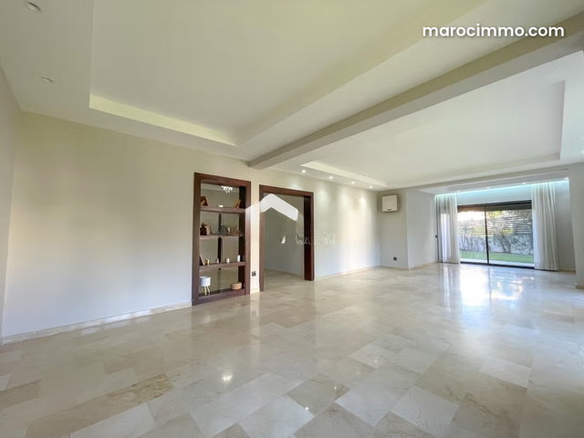 Apartment for rent in Ain Diab. 590 m² surface. Double glazing and central heating — 2