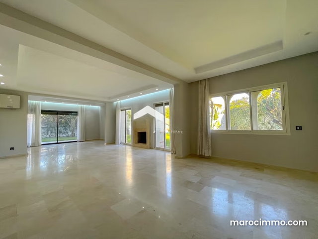 Apartment for rent in Ain Diab. 590 m² surface. Double glazing and central heating — 3