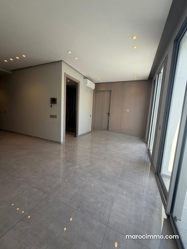 Superbe appartement à louer à Oasis. Surface de 65 m². Fenêtres avec double vitrage et porte blindée — 2