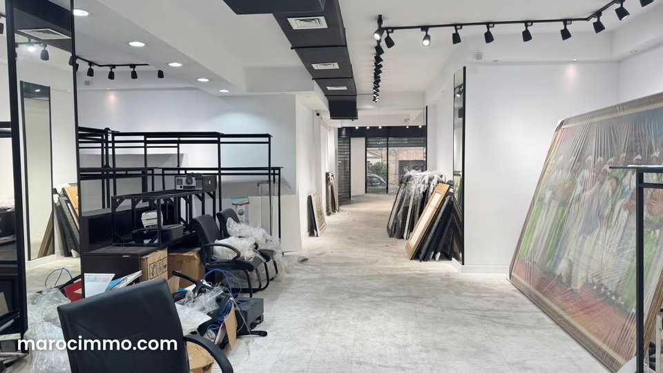 Local commercial en vente sur Les Hôpitaux. Surface totale 250 m². Système de climatisation