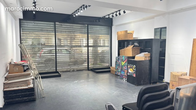 Local commercial en vente sur Les Hôpitaux. Surface totale 250 m². Système de climatisation — 2