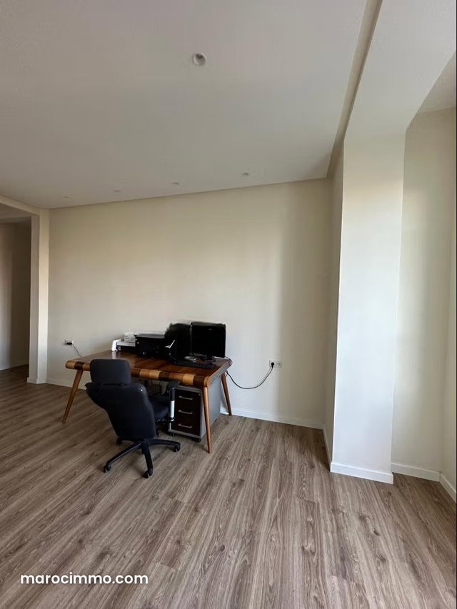 Beautiful bright apartment with modern amenities and ancient charm — 4