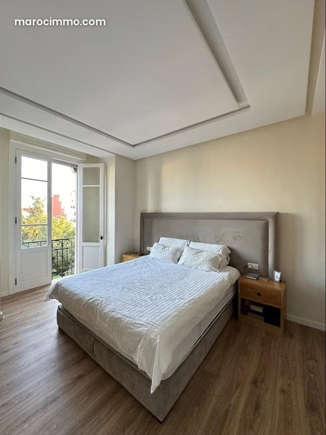 Beautiful bright apartment with modern amenities and ancient charm — 3