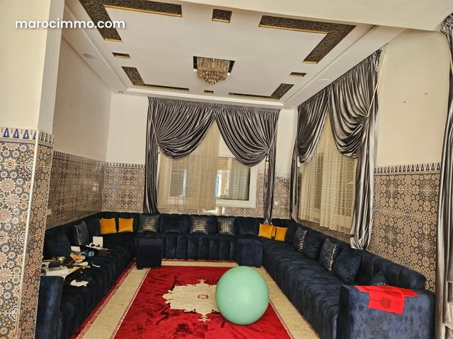 Luxurious House for Sale in Victoria. 4 Bedrooms. Quiet Environment with Mountain View, Central Heating — 3