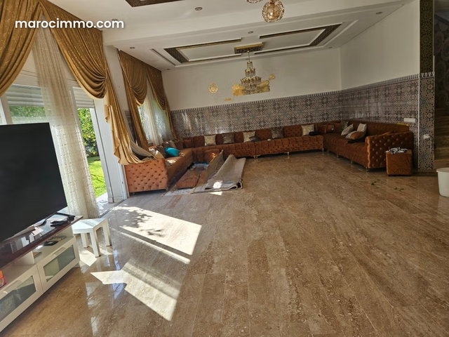 Luxurious House for Sale in Victoria. 4 Bedrooms. Quiet Environment with Mountain View, Central Heating — 2