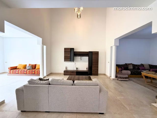 Villa de haut standing à louer à Route de l'Ourika. Superficie 250 m². Bien meublé — Marrakech