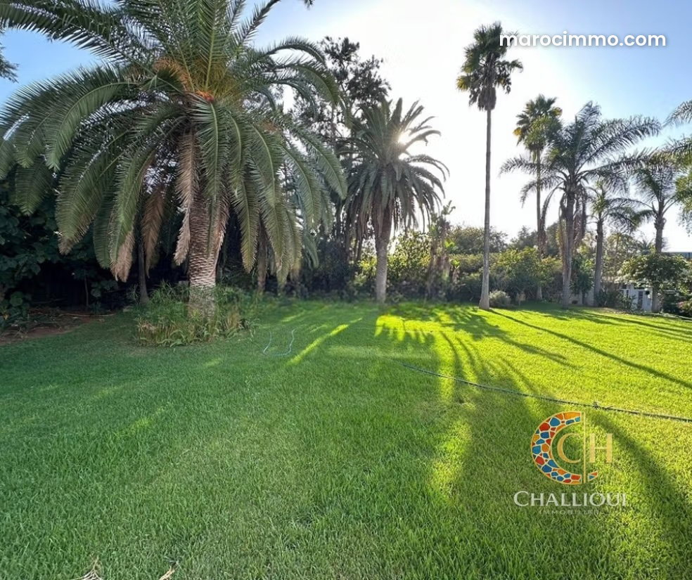 2,000 m² Villa with Large Garden to Renovate, Souissi, Rabat — Rabat