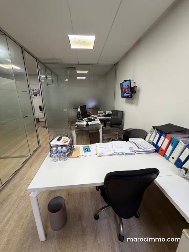 Bureaux à vendre à Les Hôpitaux. Superficie 80 m². Résidence avec concierge, climatisation générale — Casablanca
