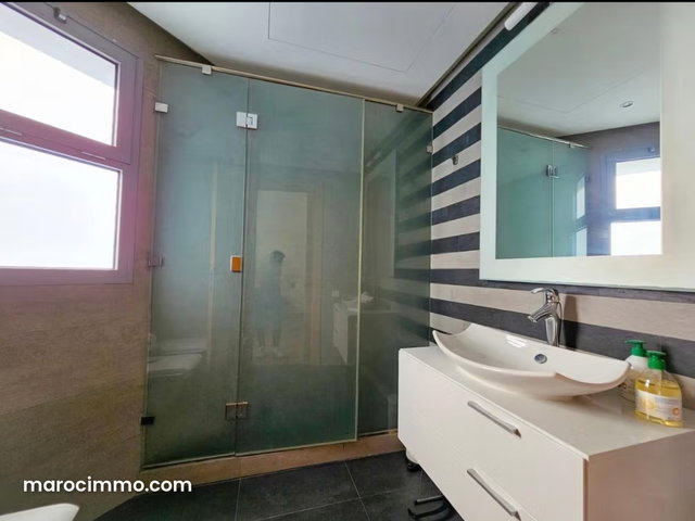 Beautiful apartment for rent in Casablanca Marina. 2 large rooms. Calm environment with sea view, central heating — 5