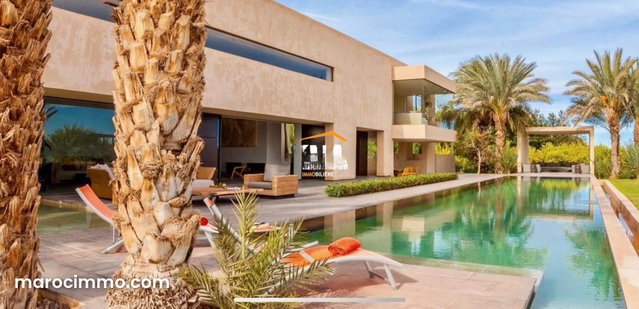 Original and majestic villa with imposing volumes and contemporary style — 3