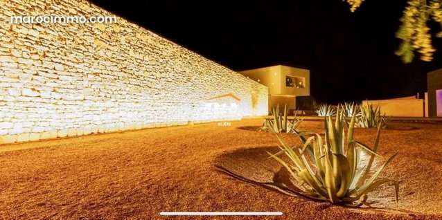 Original and majestic villa with imposing volumes and contemporary style — 2