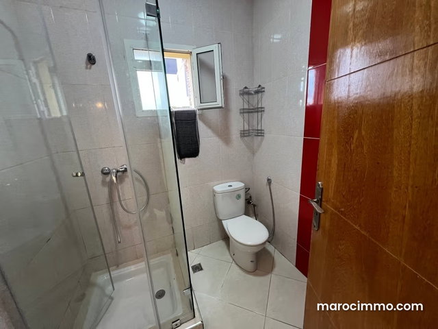 Appartement à louer à Harhoura. Superficie 80 m². Porte blindée, salon marocain traditionnel — 5