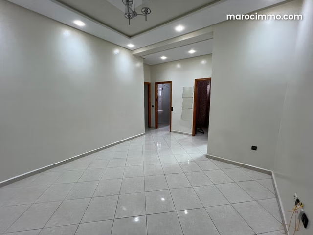 Appartement à louer à Harhoura. Superficie 80 m². Porte blindée, salon marocain traditionnel — Temara