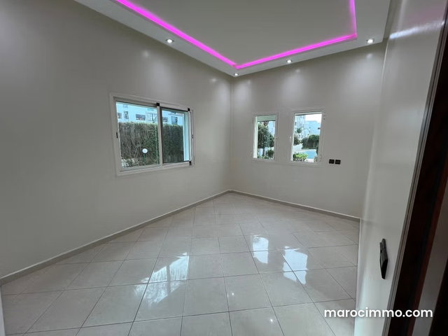 Appartement à louer à Harhoura. Superficie 80 m². Porte blindée, salon marocain traditionnel — 2