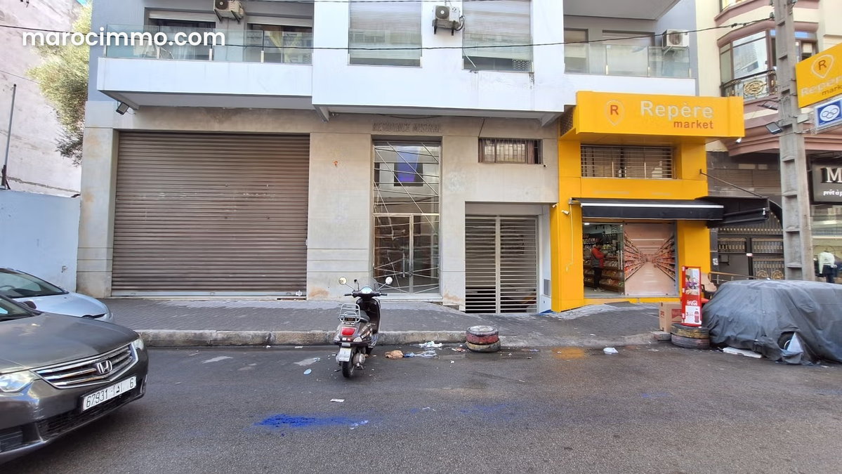 Local commercial 251 m² grande hauteur