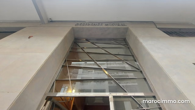 Local commercial 251 m² grande hauteur — 2