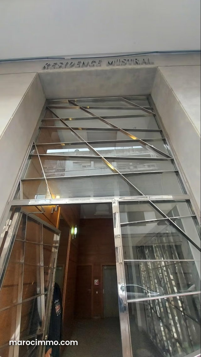 Local commercial 251 m² grande hauteur — 3