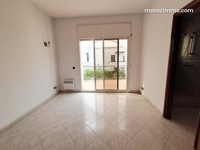 Villa de haut standing à louer à Riyad. 6 belles chambres. Fenêtres avec double vitrage et porte blindée — 5