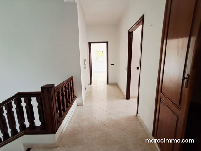Villa de haut standing à louer à Riyad. 6 belles chambres. Fenêtres avec double vitrage et porte blindée — 4