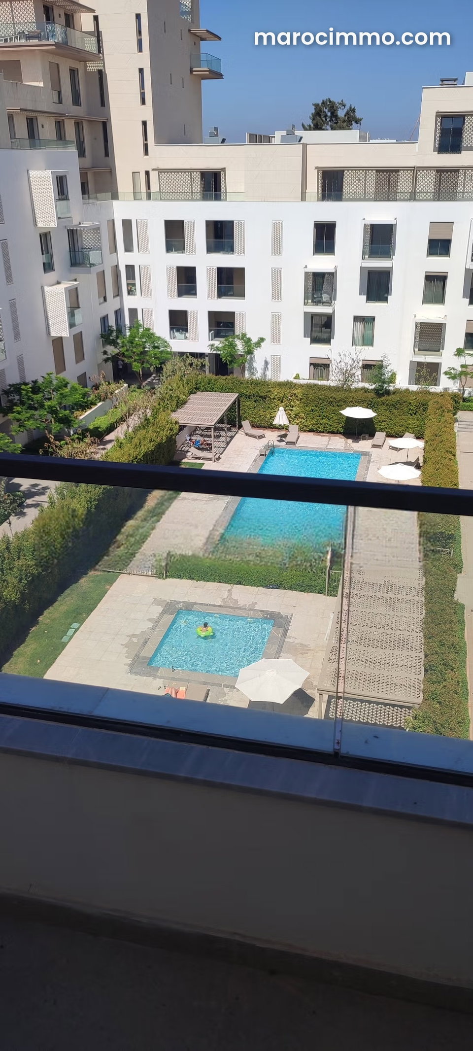 EXCLUSIVITÉ – Penthouse à louer – Vue piscine avec gr