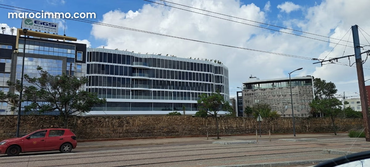 Bureaux en location à Les Hôpitaux. Surface de 104 m². Fenêtres avec double vitrage et porte blindée
