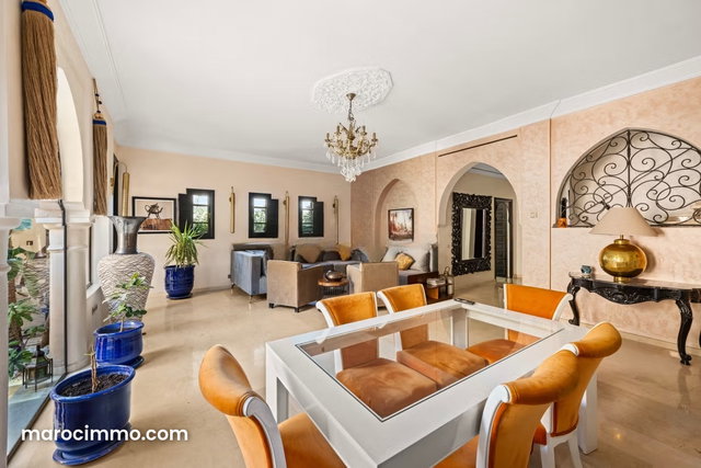 Luxurious 4-Bedroom Villa for Sale, with Pool and Rooftop Bar — 4