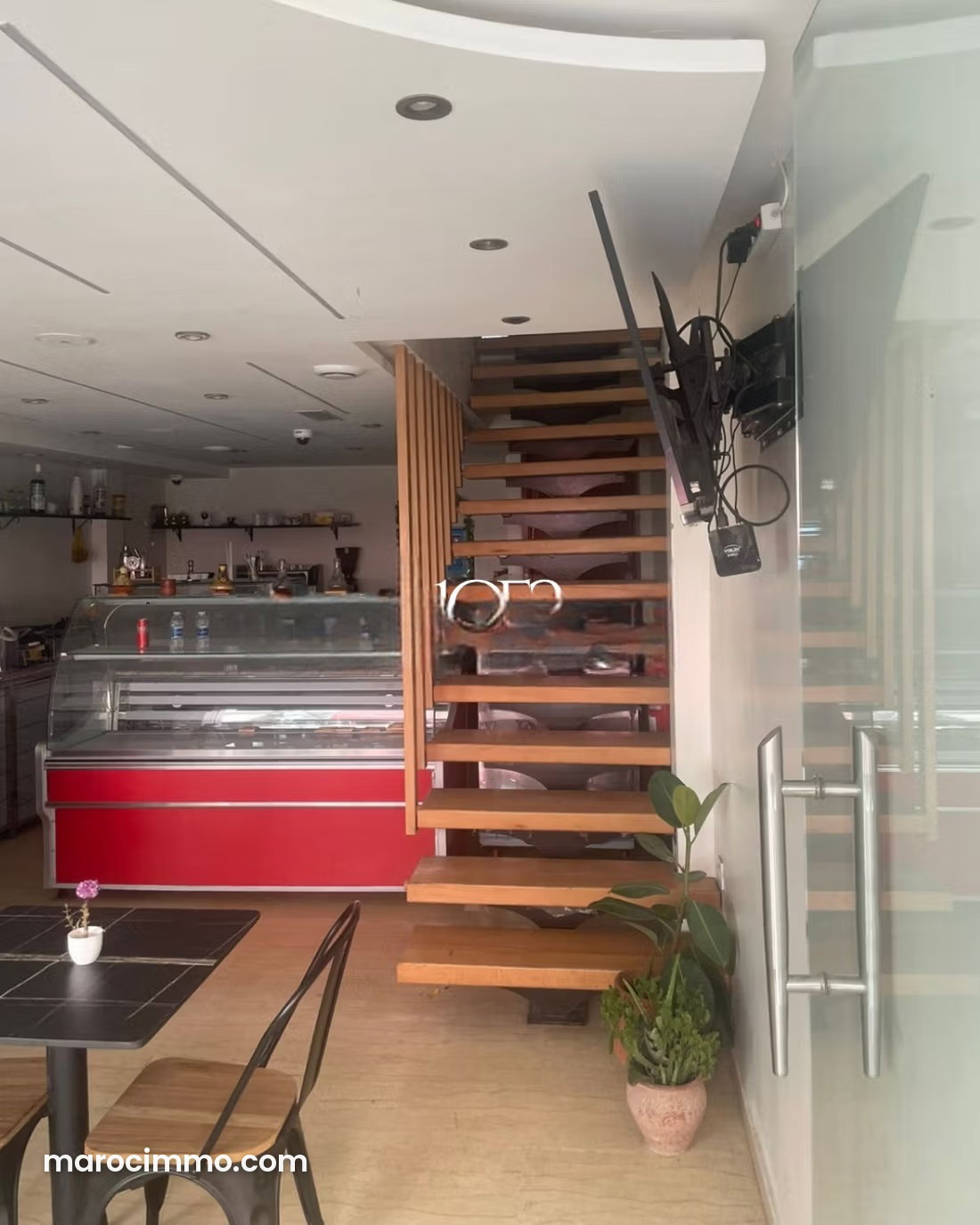 Local commercial 100 m², 2 niveaux, centre Tanger — Tanger