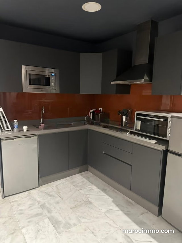 Très bel appartement en location à Anfa. 1 Pièce. Fenêtres avec double vitrage et porte blindée — 4