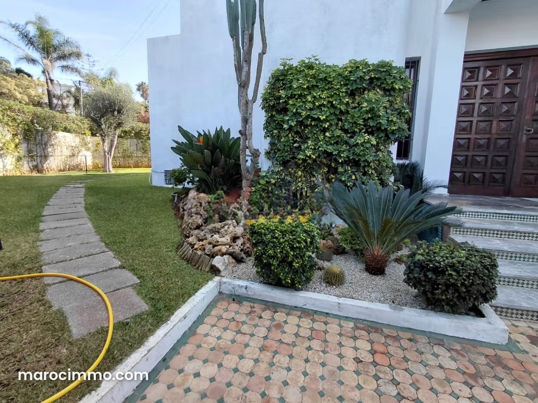 838 sqm Villa to Renovate, Anfa, Casablanca, Garden and Pool — Casablanca