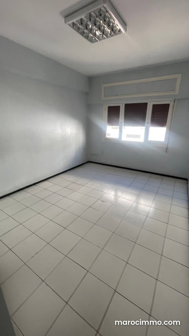 Beaux bureaux à louer à Agdal. Surface totale 90 m². Double vitrage et porte blindée — 2