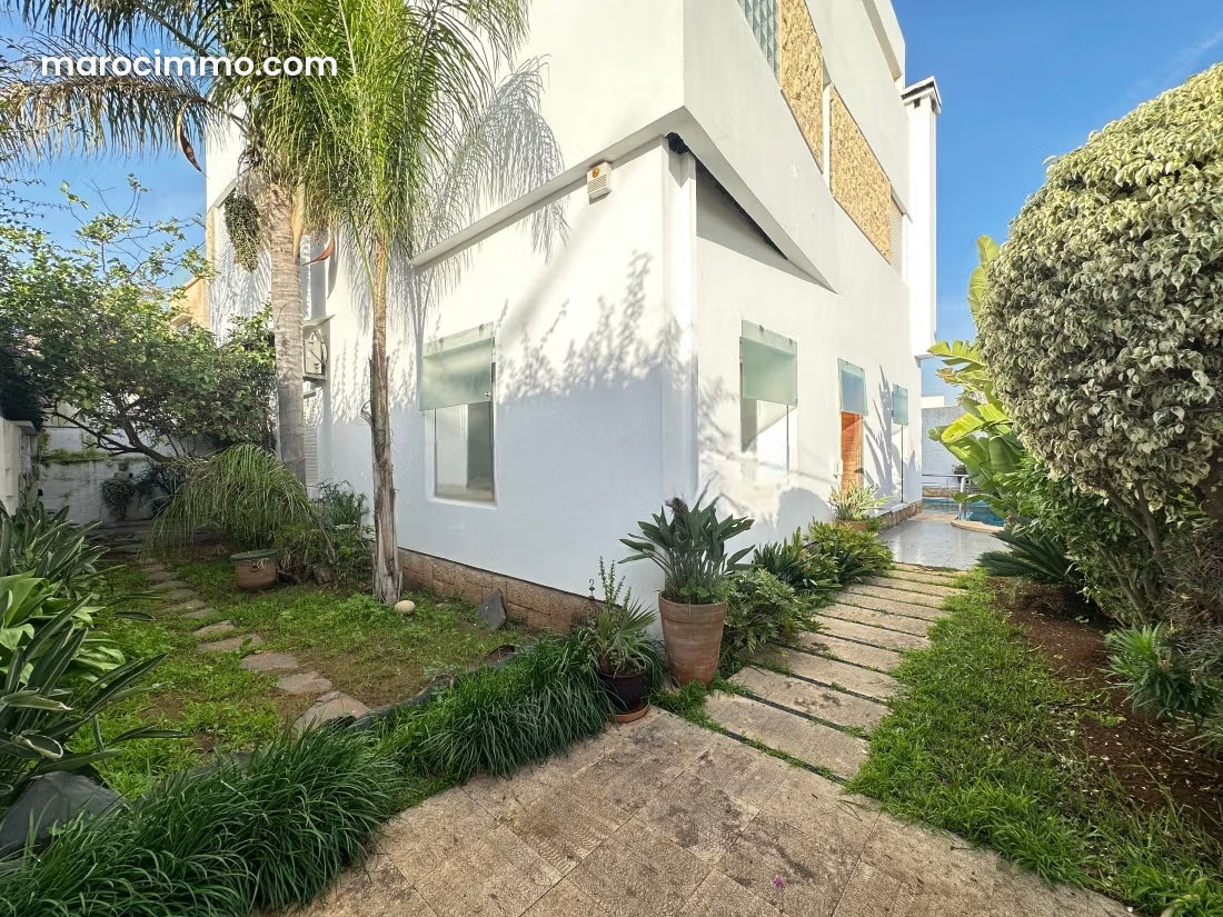 Villa 650 m² avec piscine à louer, Oasis, Casablanca — Casablanca