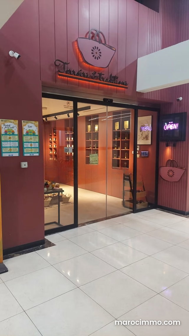 Local commercial équipé avec mezzanine à vendre — 2