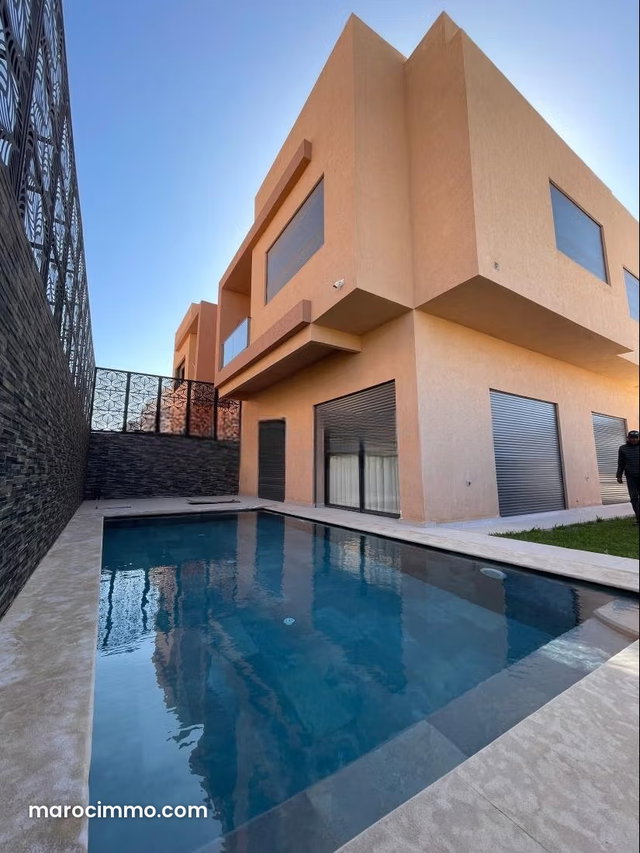 Location villa de haut standing à Route de Tahanaout. Superficie 300 m². Meublé — 4