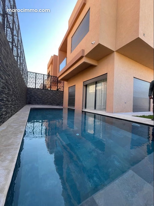 Location villa de haut standing à Route de Tahanaout. Superficie 300 m². Meublé — 2