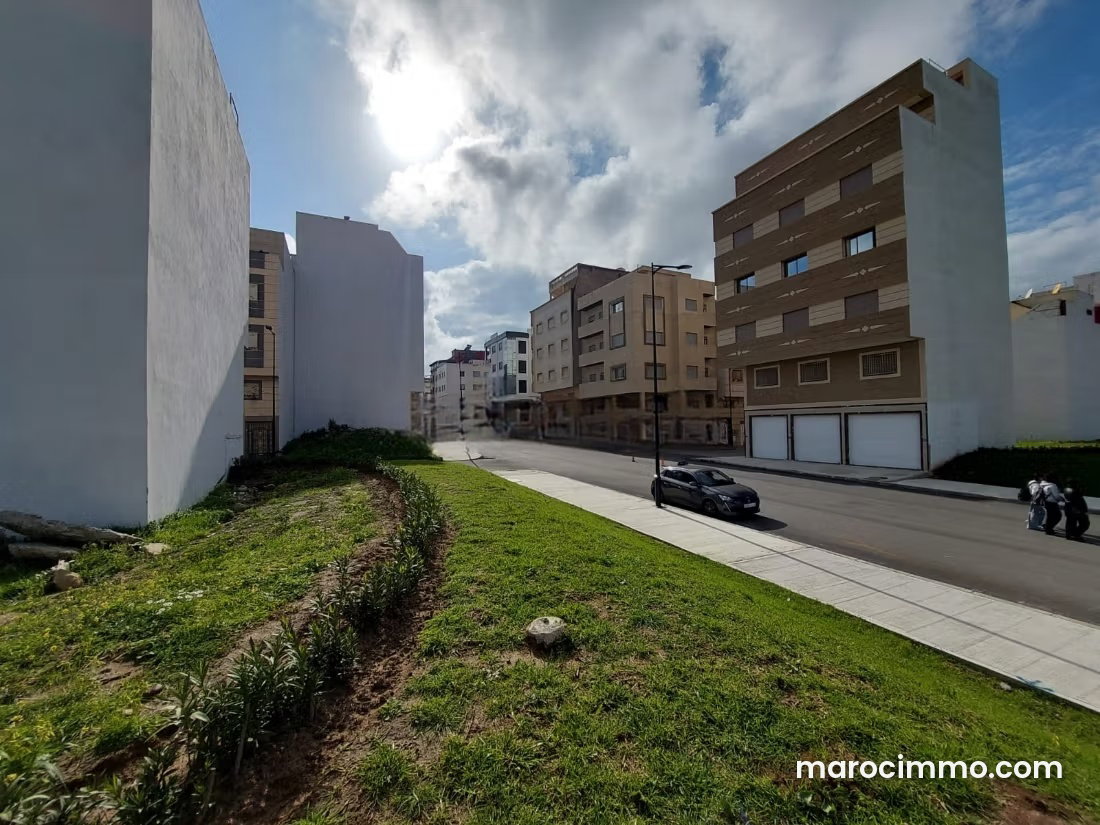 مبنى سكني وتجاري بخمسة طوابق للبيع في برانص القديمة طنجة — طنجة