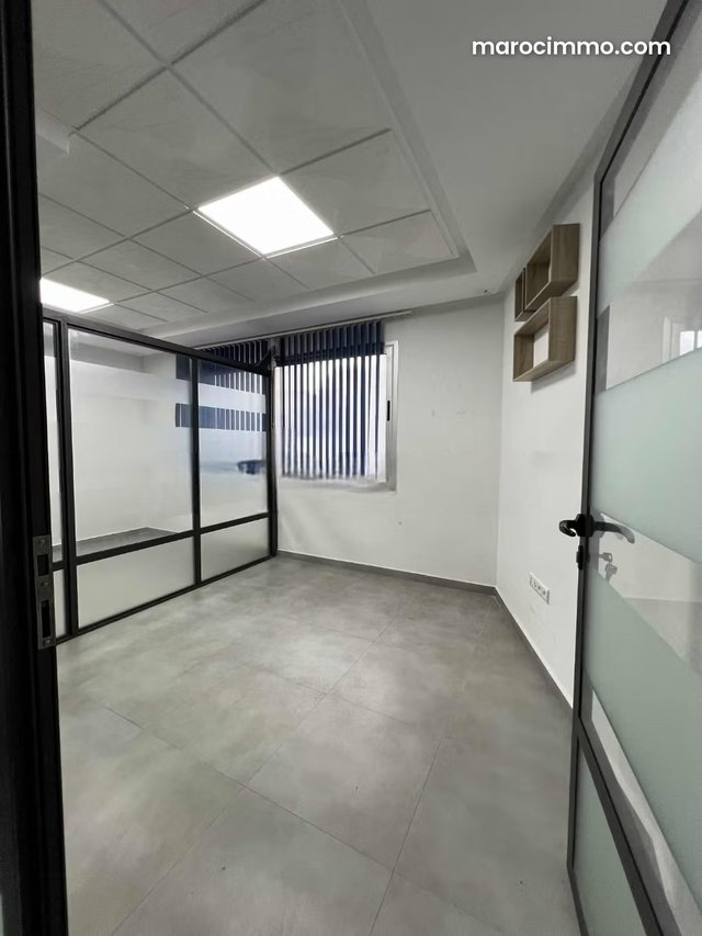 Vend bureaux à Administratif. Surface totale 54 m². Fenêtres avec double vitrage et porte blindée — 5
