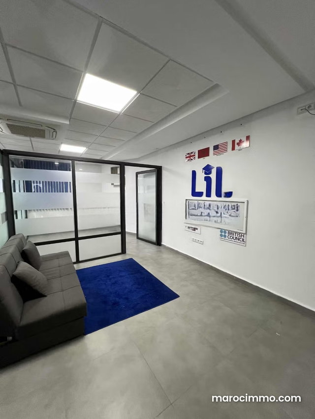 Vend bureaux à Administratif. Surface totale 54 m². Fenêtres avec double vitrage et porte blindée — 4