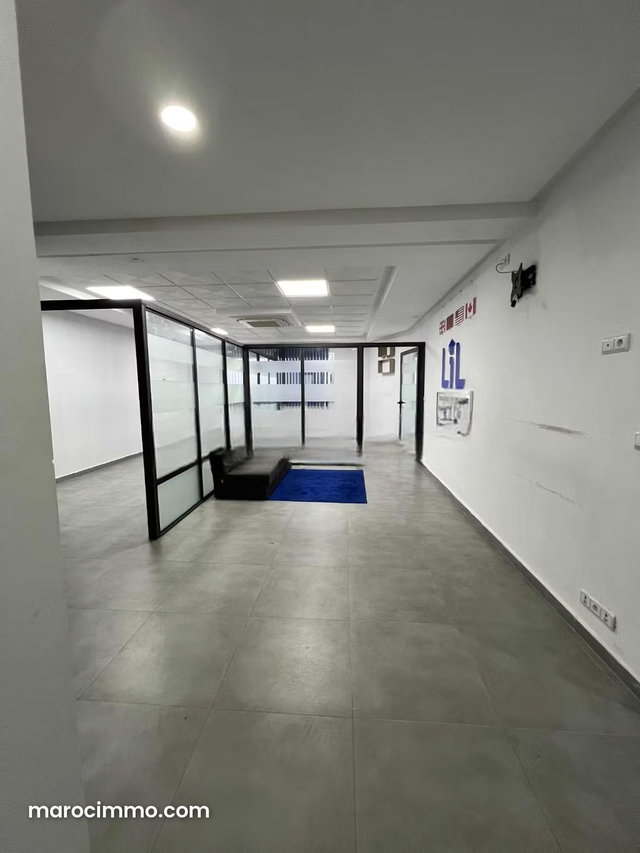 Vend bureaux à Administratif. Surface totale 54 m². Fenêtres avec double vitrage et porte blindée — 2