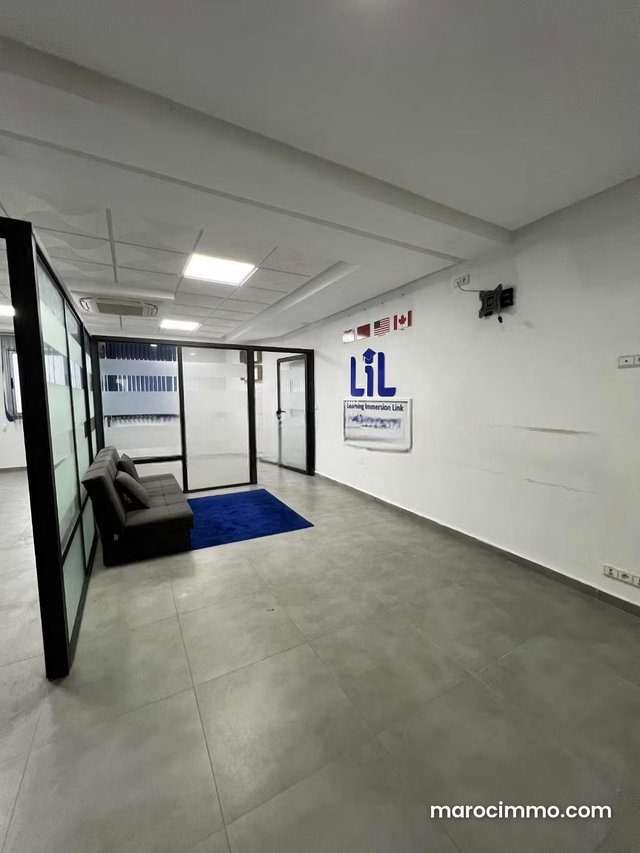 Vend bureaux à Administratif. Surface totale 54 m². Fenêtres avec double vitrage et porte blindée — 3