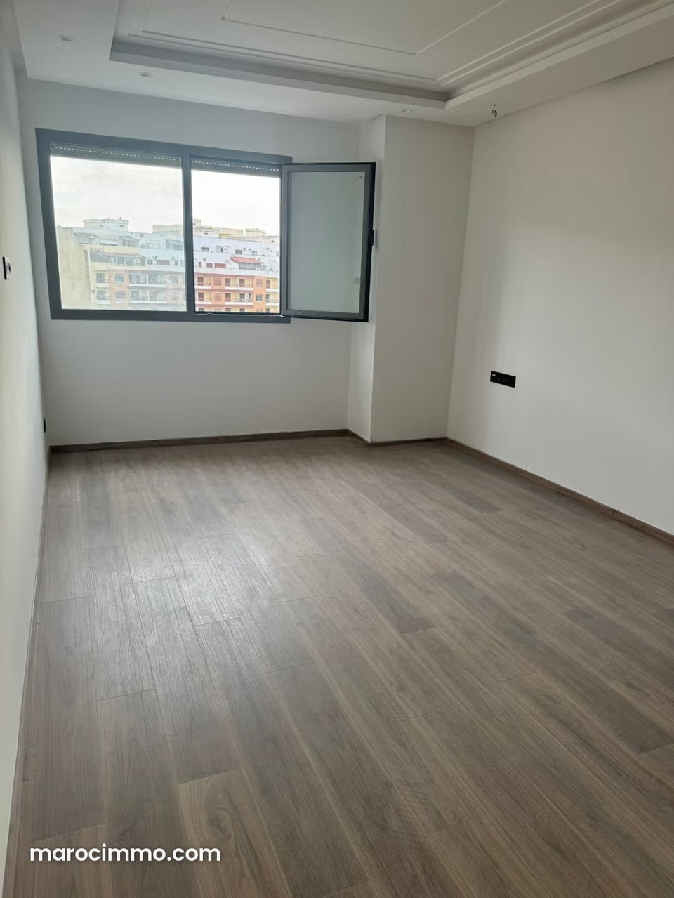 Vend appartement à De La Plage. 3 pièces confortables. Chauffage central et porte blindée