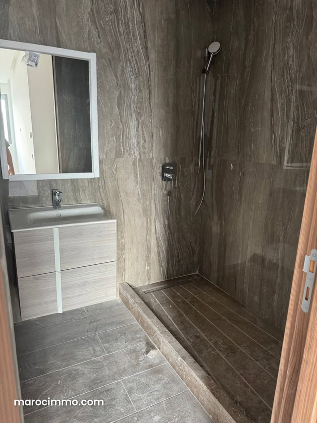 Vend appartement à De La Plage. 3 pièces confortables. Chauffage central et porte blindée — 3