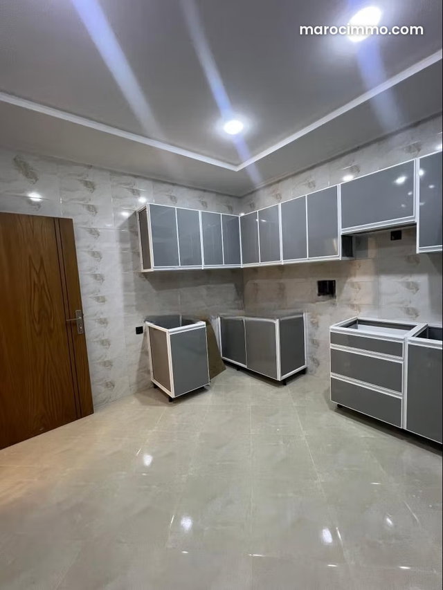 Beautiful 3-bedroom apartment for rent in Ahlane. Comfortable and spacious. With elevator and terrace — 2
