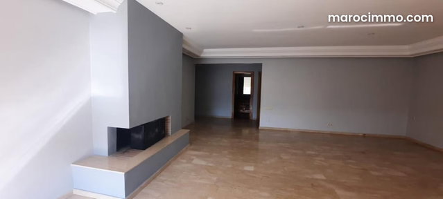 Superbe appartement à louer à Triangle d'Or. 4 chambres. Fenêtres avec double vitrage et porte blindée — 4