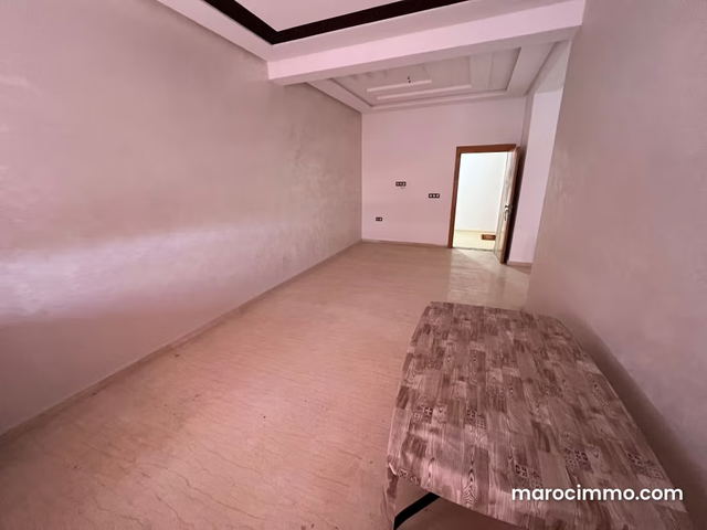 Très bel appartement en location à Harhoura. Surface totale 85 m². Salon traditionnel et porte blindée — Temara