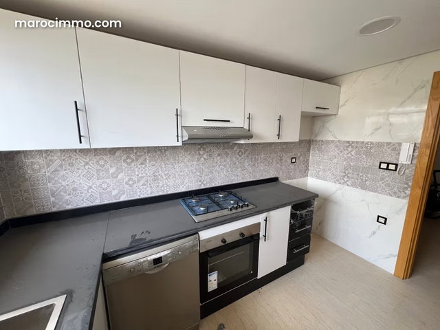 Très bel appartement en location à Harhoura. Surface totale 85 m². Salon traditionnel et porte blindée — 3