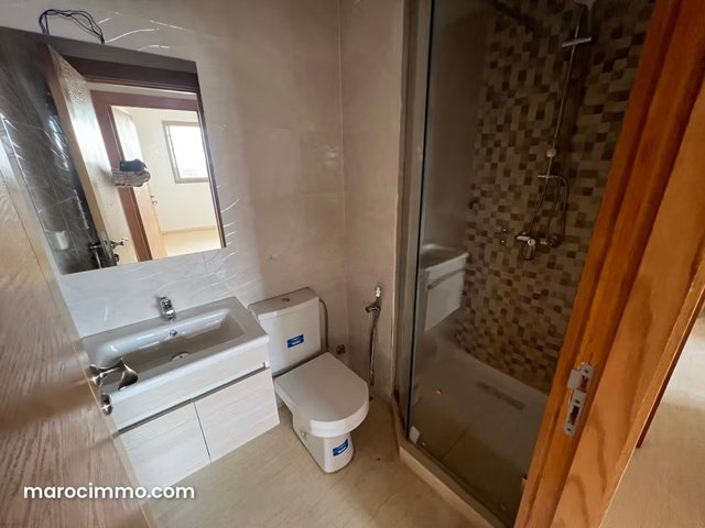 Très bel appartement en location à Harhoura. Surface totale 85 m². Salon traditionnel et porte blindée — 4