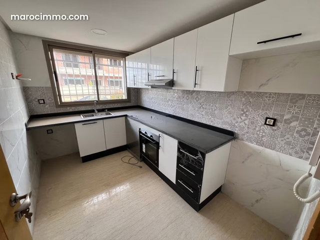 Très bel appartement en location à Harhoura. Surface totale 85 m². Salon traditionnel et porte blindée — 2