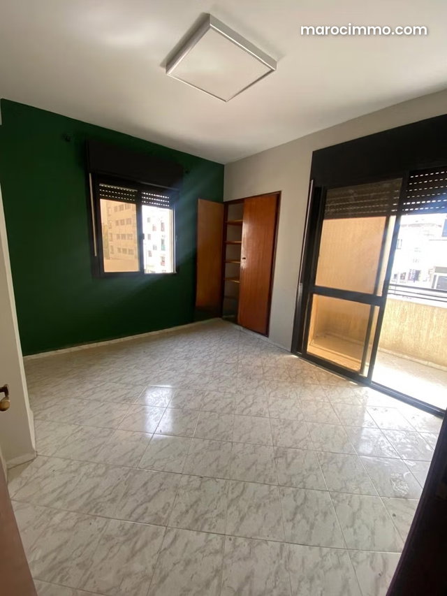 Bureaux en location à Agdal. Superficie 90 m². Parking — 5