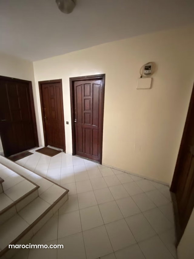 Bureaux en location à Agdal. Superficie 90 m². Parking — 2
